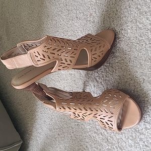 GREAT CONDITION- Adrienne Vittadini heels in tan, size 7.5